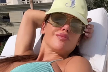 NOVI SNIMAK NAŠE PEVAČICE OSVANUO IZ NJENOG TELEFONA: Dečko joj je MILIONER, a tek da vidite šta je ona radila! (FOTO)