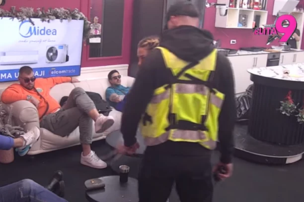 ANELI ZVERSKI NASRNULA NA ASMINA - HITNO PREKINUT PROGRAM NA PINKU: Obezbeđenje opkolilo Belu kuću, jedva je obuzdali!