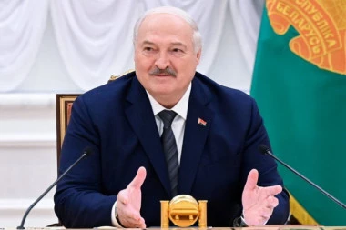 LUKAŠENKO SE SKINUO I PO NAJVEĆOJ ZIMI UŠAO U REKU! Predsednik Belorusije iznenadio sve, evo šta je uradio (VIDEO)