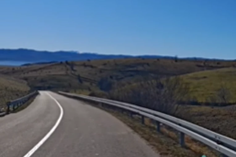 LJUDI GLEDAJU I NE VERUJU! Šokantan prizor usnimljen na Pešteru! (VIDEO)