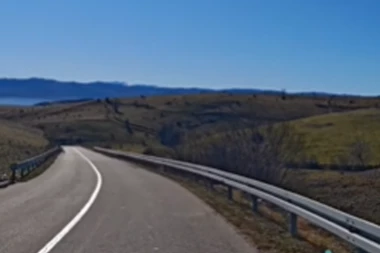 LJUDI GLEDAJU I NE VERUJU! Šokantan prizor usnimljen na Pešteru! (VIDEO)