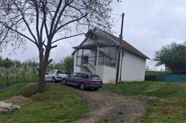 RETKA PRILIKA NA TRŽIŠTU NEKRETNINA! Trospratna kuća nadomak Beograda, uknjižena, sa 10 ari placa prodaje se za neverovatno NISKU CENU