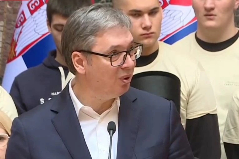 SVEČANI PRIJEM U PALATI "SRBIJA" Predsednik Vučić sa učenicima iz Vukovara: Deco, hvala vam!