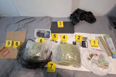 RAZBIJENA NARKO-BAZA! Policija upala u stanove i zaplenila TRI KILOGRAMA marihuane! (FOTO)