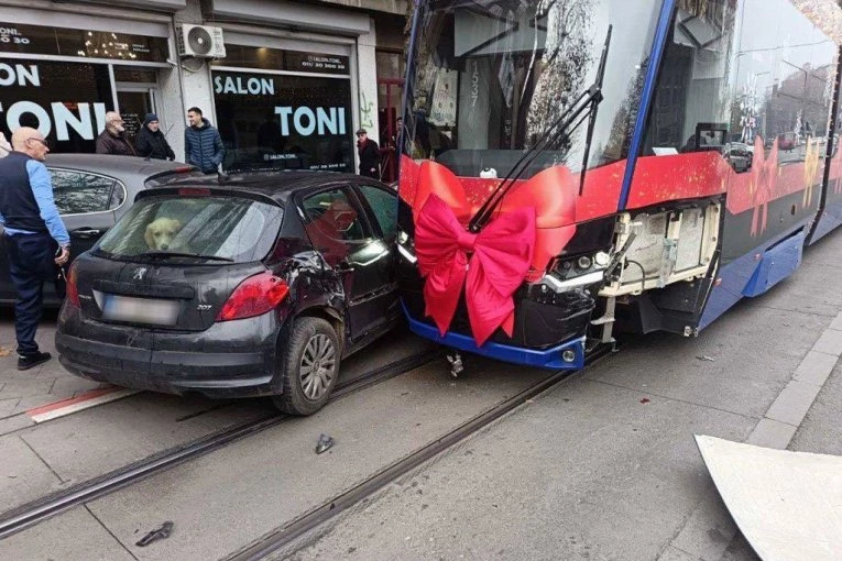 SUDAR TRAMVAJA I AUTOMBOIL AU BEOGRADU! Sve stoji u Džordža Vašingtona! (FOTO)