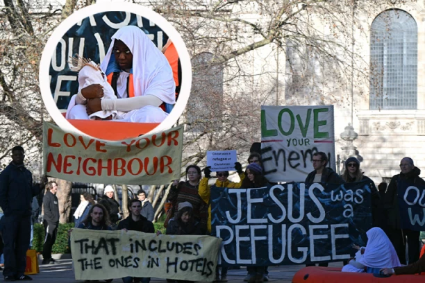 HRISTA PRIKAZALI KAO MIGRANTA: Pred Božić u Londonu iskoristili Isusa kao sredstvo političkog obračuna