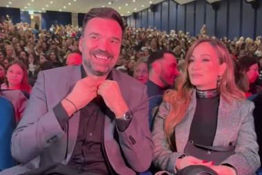FILMSKA SCENA NA KONCERTU SAŠE KOVAČEVIĆA: Jelena Tomašević i Ivan Bosiljčić razmenjivali nežnosti u prvom redu, zaljubljeniji su nego ikada! (VIDEO)