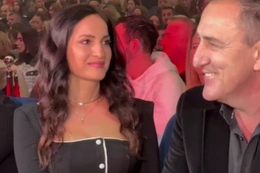 SUPRUGA SERGEJA ĆETKOVIĆA POTPUNO UKRALA ŠOU! Niko nije imao predstavu da će se ona pojaviti na koncertu! (VIDEO)