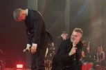 DRAMA NA SCENI - PEVAČ UPAO SAŠI KOVAČEVIĆU NA NASTUP! Prekinuo njegov govor, prisutni zanemeli od šoka! (VIDEO)