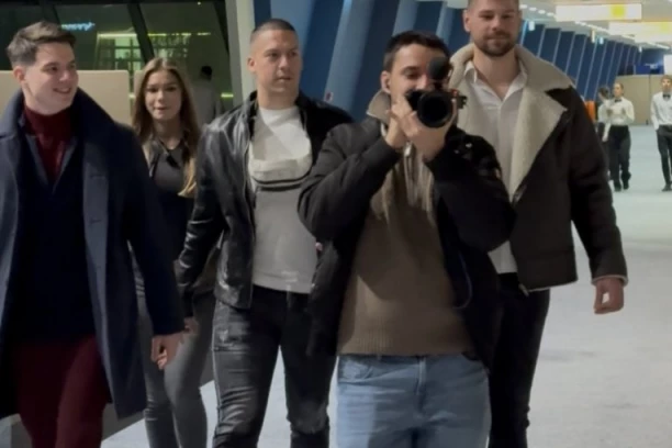 BAKA PRASE SA DEVOJKOM POBEGAO SA KONCERTA SAŠE KOVAČEVIĆA: Odlučio da je zaprosi, a onda je sve pošlo po zlu! (VIDEO)