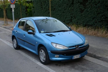 OSTAVILI DETE U AUTOMOBILU: Ono vrištalo i molilo za pomoć - UZNEMIRUJUĆA SCENA U NOVOM SADU