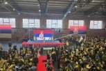 U TOKU MITING SRPSKE LISTE: Hala sportova u Kosovskoj Mitrovici u bojama srpske trobojke (FOTO, VIDEO)