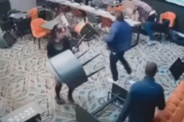 BIZARNE SCENE KOJE MORATE VIDETI: Masovna tuča u prestoničkoj kladionici - evo ko je izvukao deblji kraj! (VIDEO)