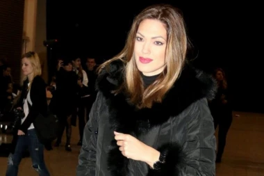 NINA RADULOVIĆ bira jelku, a niko ne skida pogled sa nje: Nikad kraća suknja otkrila najduže noge domaće scene (FOTO)