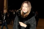 NINA RADULOVIĆ bira jelku, a niko ne skida pogled sa nje: Nikad kraća suknja otkrila najduže noge domaće scene (FOTO)