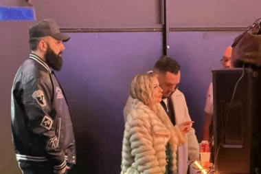 GASTOZ UHVAĆEN U ŠIMANOVCIMA, IZNENADA STIGAO NA PINK U DRUŠTVU ZGODNE PLAVUŠE: Kamere zabeležile scenu u bekstejdžu! (VIDEO)