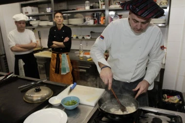 U OVOM MESTU U SRBIJI JAGMA ZA KUVARIMA, KONOBARIMA I POMOĆNIM OSOBLJEM! Odlična šansa za sve kojima treba posao!