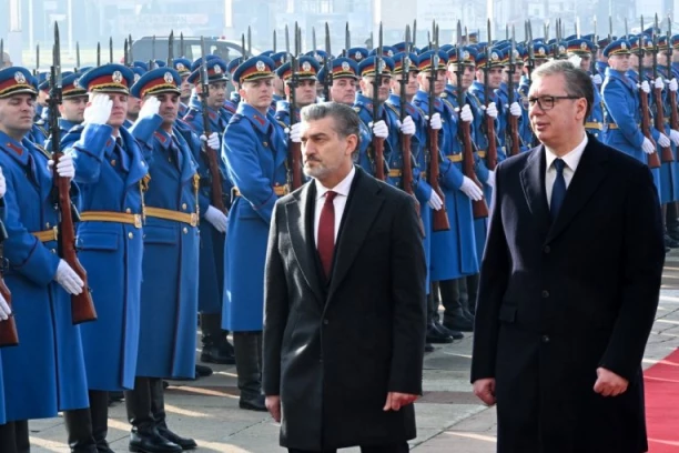 SVEČANI DOČEK ISPRED PALATE SRBIJA: Crveni tepih, himna i garda - Vučić dočekao predsednika Gruzije