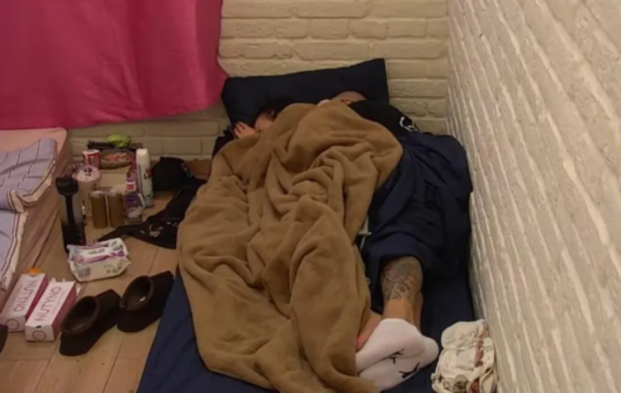 MAJKA LUKE VUJOVIĆA GLEDALA ŠOK-SCENE SA ANITOM! Dok oni bruje o FETIŠIMA, Biljana im predviđa KRAJ - žali za Aneli!