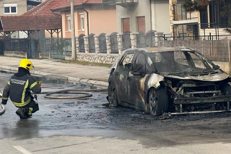 EKSPLOZIJA U ČAČKU! Vozilo potpuno izgorelo u Omladinskoj ulici: "Čuli smo jaku detonaciju, automobil je nestao!" (FOTO)