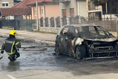 EKSPLOZIJA U ČAČKU! Vozilo potpuno izgorelo u Omladinskoj ulici: "Čuli smo jaku detonaciju, automobil je nestao!" (FOTO)
