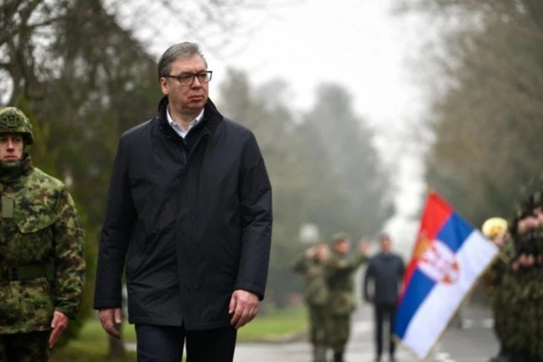 KOMADANT MU PREDAO RAPORT! Obeležava se dan SAJ, Vučić položio venac na spomen-zid!
