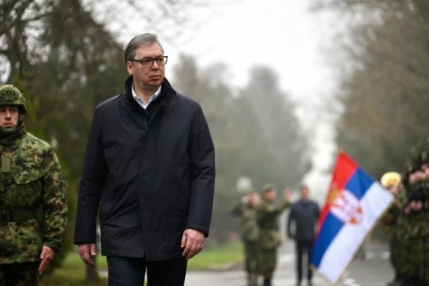KOMADANT MU PREDAO RAPORT! Obeležava se dan SAJ, Vučić položio venac na spomen-zid!
