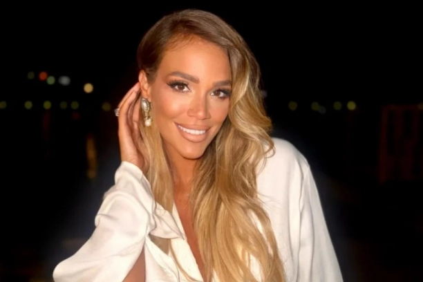 NAŠA PEVAČICA ZVANIČNO MEDICINSKI FENOMEN - Iz glave joj viri DEO DRVETA, otkrila sve o NESREĆI koja ju je zadesila!