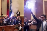 POSLANICI POLETELI BAKLJAMA NA POLICIJU! Šokantan snimak iz parlamenta, Balkan u neverici šta se dogodilo (VIDEO)