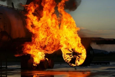 TRAGEDIJA NA AERODROMU! Srušila se cesna, ima POGINULIH! Avion pao usred dana, spasioci zatekli JEZIVE scene! (FOTO, VIDEO)