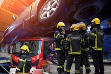 AUTOMOBIL PROPAO U GARAŽNI LIFT! Drama na Vračaru! U VOZILU BILA DECA!