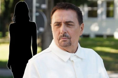 NAŠA PEVAČICA ISTETOVIRALA DRAGANA KOJIĆA KEBU?! Ispod podignutih rukava SEVNUO POZNAT LIK - gori estrada! (VIDEO, FOTO)