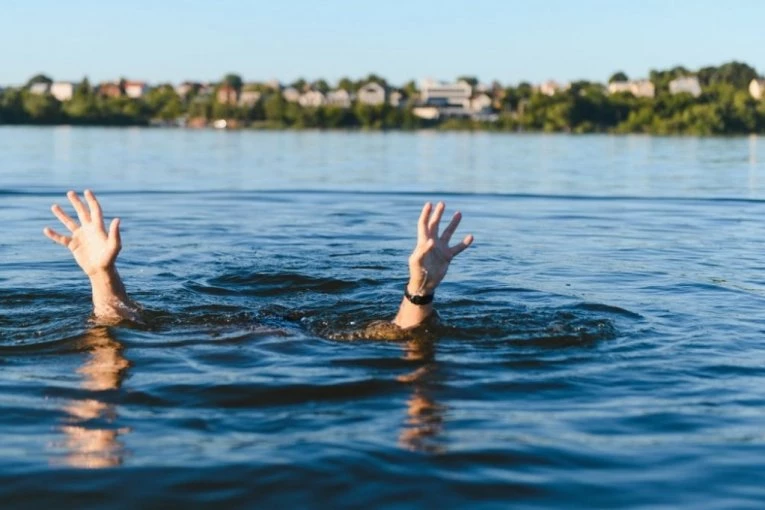 HOROR NA POZNATOM ŠETALIŠTU! Isplivalo telo sa odsečenim udom i UBODIMA NA GRUDIMA! Svi se pitaju samo JEDNO! (FOTO)