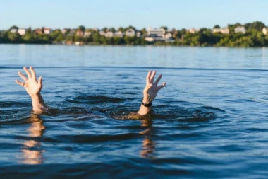 HOROR NA POZNATOM ŠETALIŠTU! Isplivalo telo sa odsečenim udom i UBODIMA NA GRUDIMA! Svi se pitaju samo JEDNO! (FOTO)
