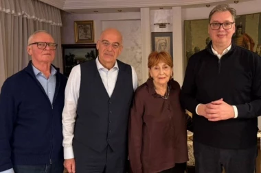 DOMAĆINSKI I PRAVOSLAVNO: Vučić pokazao Nikosu Dendijasu kako Srbi slave! Grčki ministar oduševljen srpskim gostoprimstvom! (FOTO)