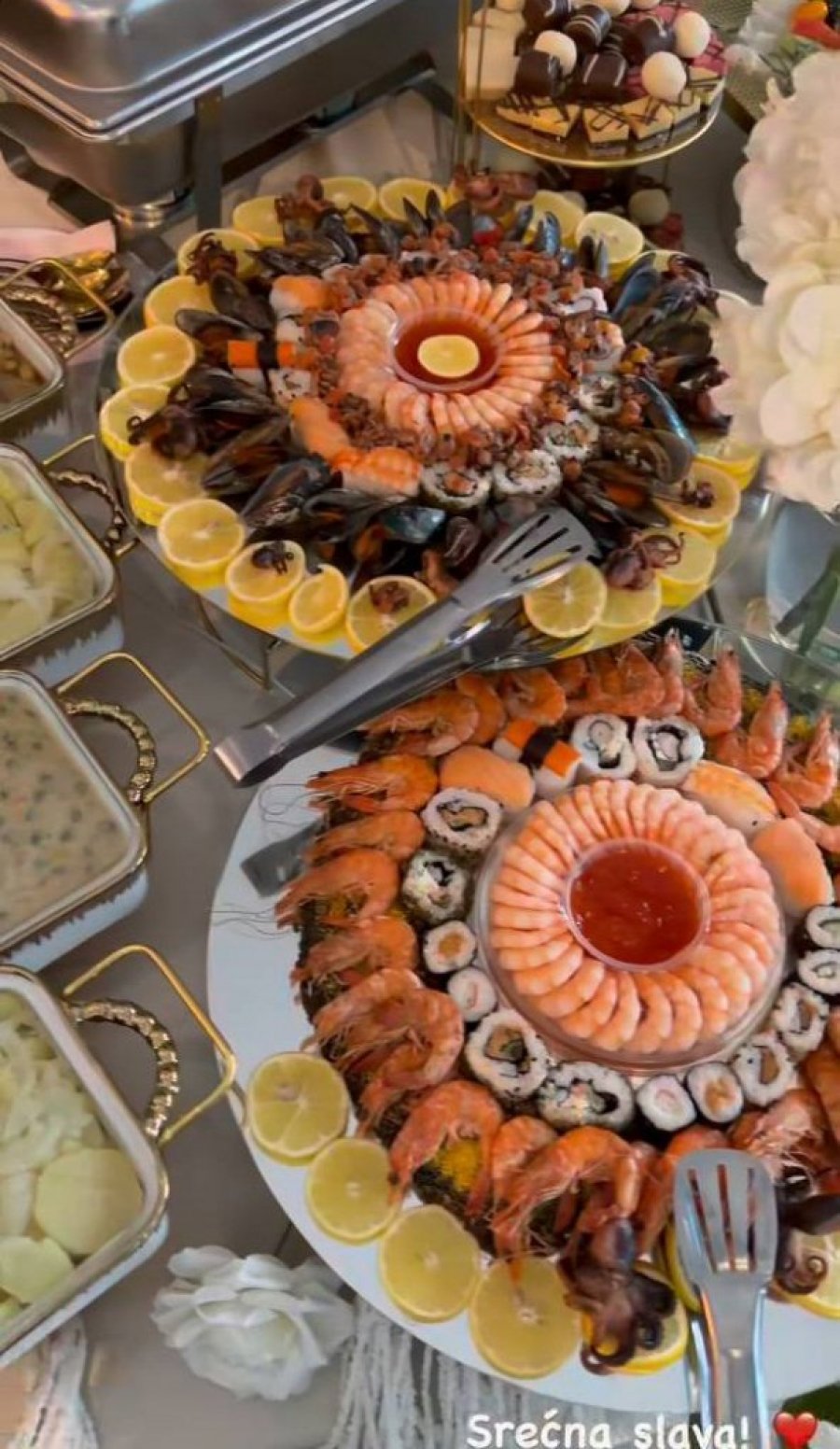 UMESTO SARME I SLAVSKOG KOLAČA - SUŠI, ŠKOLJKE I RAKOVI! Anđela Đuričić čestitala Nikoljdan, đakonije na trpezi PODELILE JAVNOST! (VIDEO)