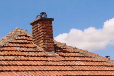 HOROR U NAPUŠTENOJ KOLIBI: Krenuo da ruši dimnjak, pa unutra našao MUMIFICIRANO TELO dečaka u položaju fetusa! (FOTO)