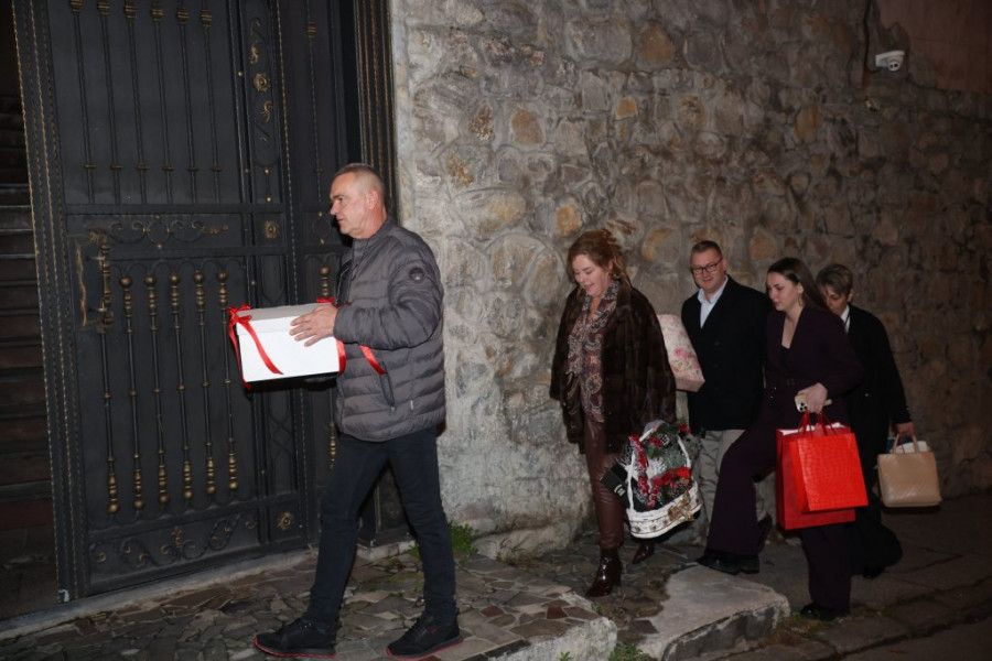 POZNATI KOD CECE ZA NIKOLJDAN: Rodići doneli NAJVEĆE POKLONE, trubači prave haos a Bojana Šijan se POJAVILA SA OVIM NA GLAVI! (GALERIJA)