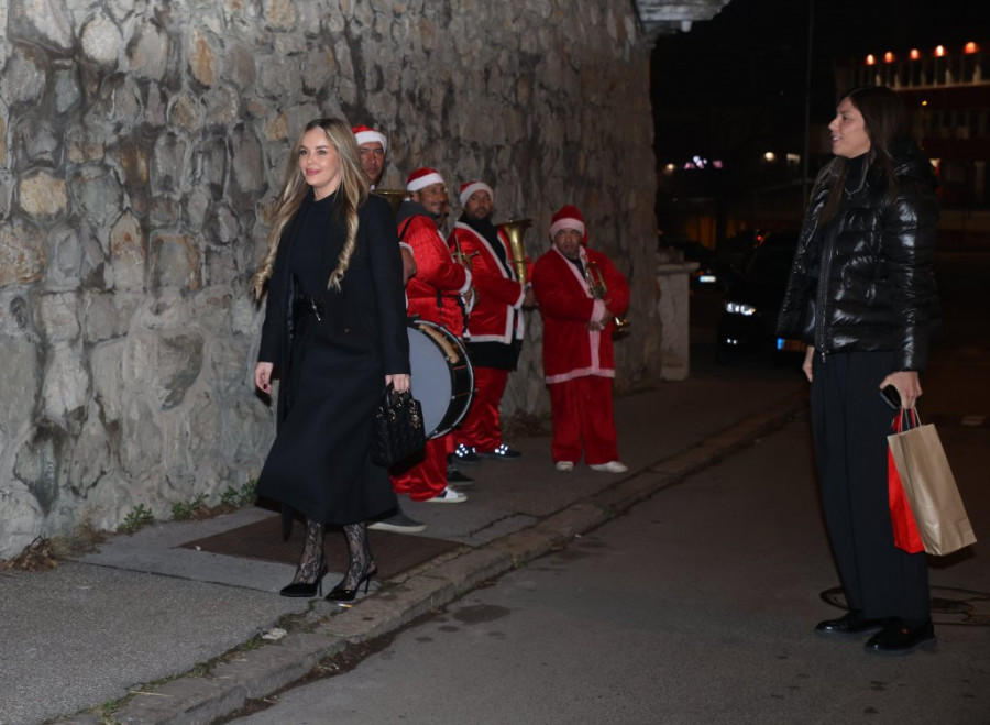 POZNATI KOD CECE ZA NIKOLJDAN: Rodići doneli NAJVEĆE POKLONE, trubači prave haos a Bojana Šijan se POJAVILA SA OVIM NA GLAVI! (GALERIJA)
