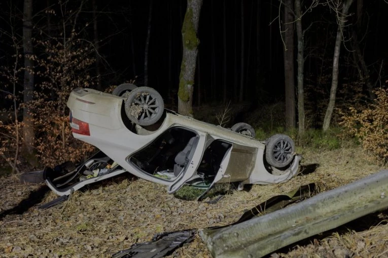 AUTOMOBIL SE PREVRNUO NA KROV! Nezgoda kod kružnog toka u Lešnici! (FOTO)