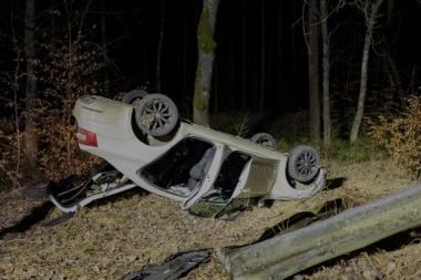 AUTOMOBIL SE PREVRNUO NA KROV! Nezgoda kod kružnog toka u Lešnici! (FOTO)