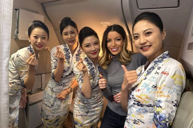 MINISTARKA MESAROVIĆ SA KINESKIM STJUARDESAMA NA PUTU ZA BEOGRAD! Njihova avio-kompanija će služiti srpske proizvode na svojim letovima! (FOTO)