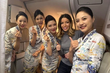 MINISTARKA MESAROVIĆ SA KINESKIM STJUARDESAMA NA PUTU ZA BEOGRAD! Njihova avio-kompanija će služiti srpske proizvode na svojim letovima! (FOTO)