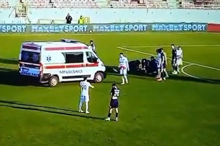 HOROR U SUPERLIGI: Igrač nepomično ležao na terenu - hitno je odvezen u bolnicu! (VIDEO)