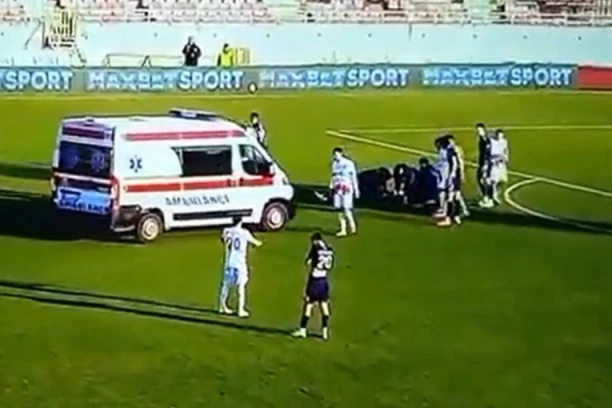 HOROR U SUPERLIGI: Igrač nepomično ležao na terenu - hitno je odvezen u bolnicu! (VIDEO)