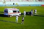 HOROR U SUPERLIGI: Igrač nepomično ležao na terenu - hitno je odvezen u bolnicu! (VIDEO)