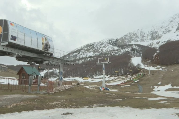NOVI DETALJI STRAVIČNE NESREĆE NA DURMITORU! Korpa ski-lifta počela da klizi unazad, ljudi ispali sa velike visine!