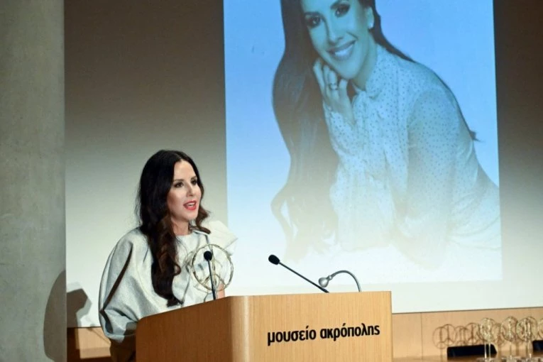 TAMARA VUČIĆ dokazala da je mala crna haljina idealna za svaku priliku - čipka i crveni karmin i praznici mogu da počnu!