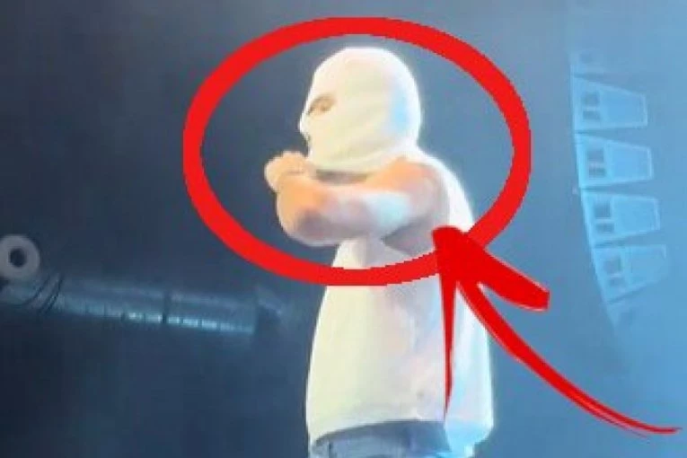 ZAHTEVAO DA UGASE KAMERE, A ONDA PRED SVIMA SKINUO MASKU! Misteriozni pevač napravio LOM u publici - ISPLIVAO TAJNI SNIMAK! (VIDEO)