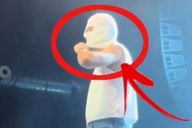 ZAHTEVAO DA UGASE KAMERE, A ONDA PRED SVIMA SKINUO MASKU! Misteriozni pevač napravio LOM u publici - ISPLIVAO TAJNI SNIMAK! (VIDEO)